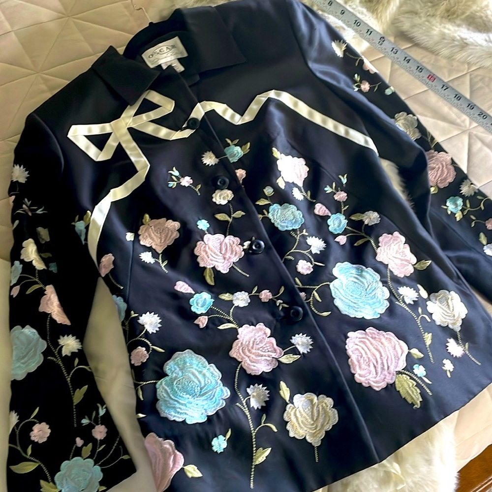 Oscar by Oscar de la Renta Blk jacket embroidered with pastel Floral motif SZ 8